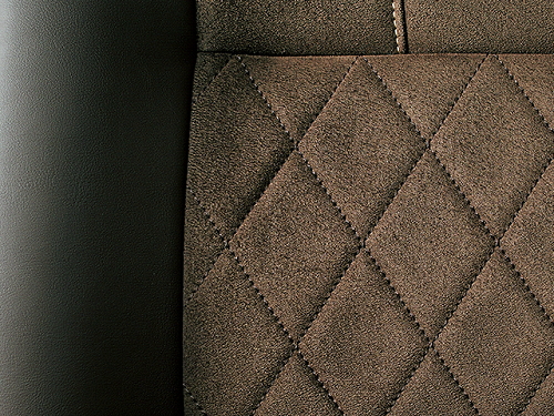 エスティマアエラスプレミアムGのシート表皮はブランノーブ＆合成皮革のコンビネーションシートとなる。画像の色はバーガンディ。